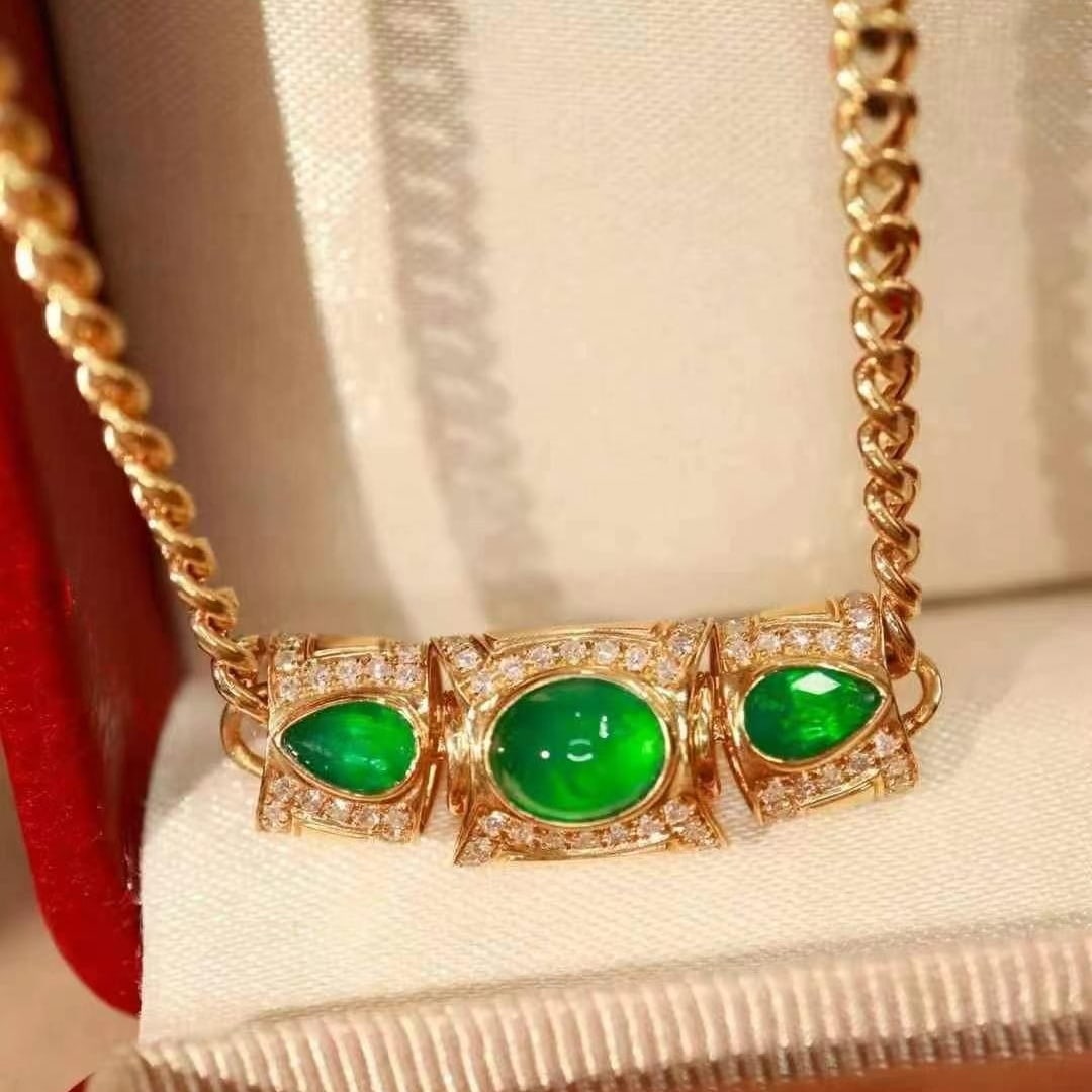14k Gold 1.46 Ctw Vivid Green Natural Emerald & Diamond Necklace: Ref:230949150 // gold content:14k gold // main gemstone:emerald // shape:multiply // carat weight:1. 26ct // color:vivid green // treatment:natural // // adjacent gemstone 2 : diamond // shape:round /