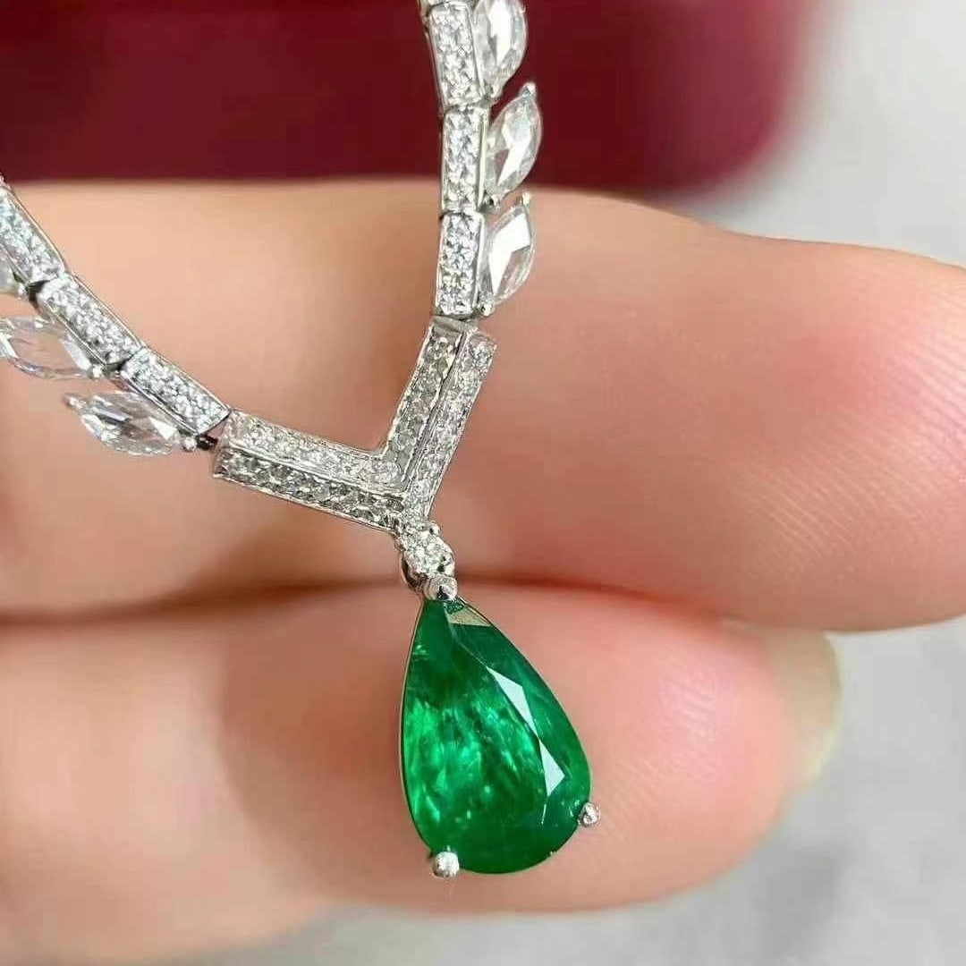 14k Gold 2.28 Ctw Vivid Green Natural Emerald & Diamond Necklace: Ref:230949169 // gold content:14k gold // main gemstone:emerald // shape:pear // carat weight:1. 19ct // color:vivid green // treatment:natural // // adjacent gemstone 2 : diamond // shape:multiply