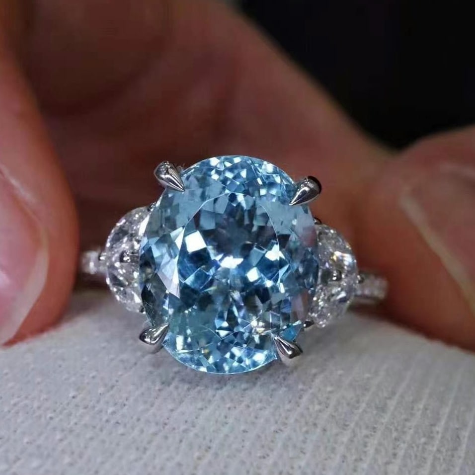 14k Gold 4.38 Ctw Natural Aquamarine & Diamond Ring: Ref:230949193 // gold content:14k gold // ring size:7. 25us // // main gemstone:aquamarine // shape:oval // carat weight:4. 00ct // color:santa maria color // treatment:natural // // adjacent gemstone