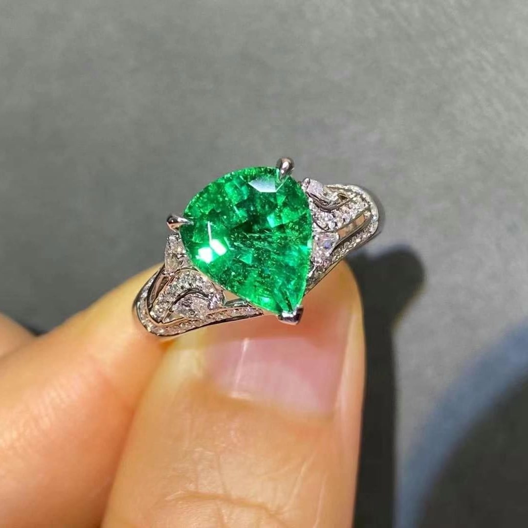 14k Gold 3.32 Ctw Vivid Green Natural Emerald & Diamond Ring - 2