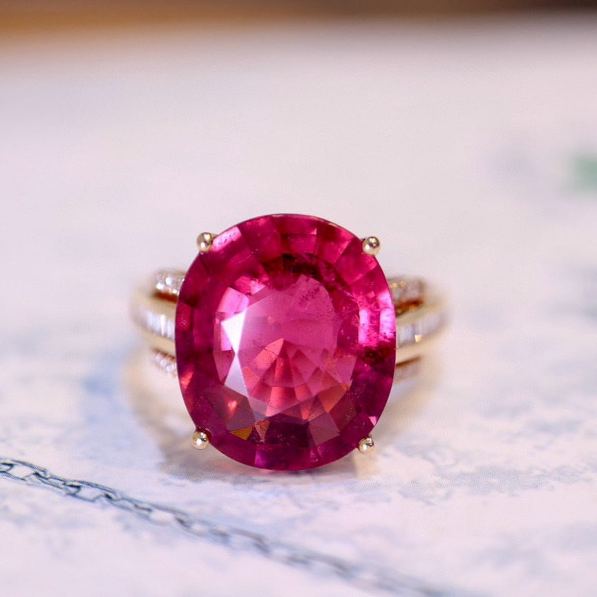 14k Gold 8.48 Ct Natural Tourmaline & Diamond Ring: Ref:230950015 // gold content:14k gold // ring size:7. 25us // // main gemstone:tourmaline // shape:oval // carat weight:8. 48ct // color:red // treatment:natural // // adjacent gemstone 2 : diamond /