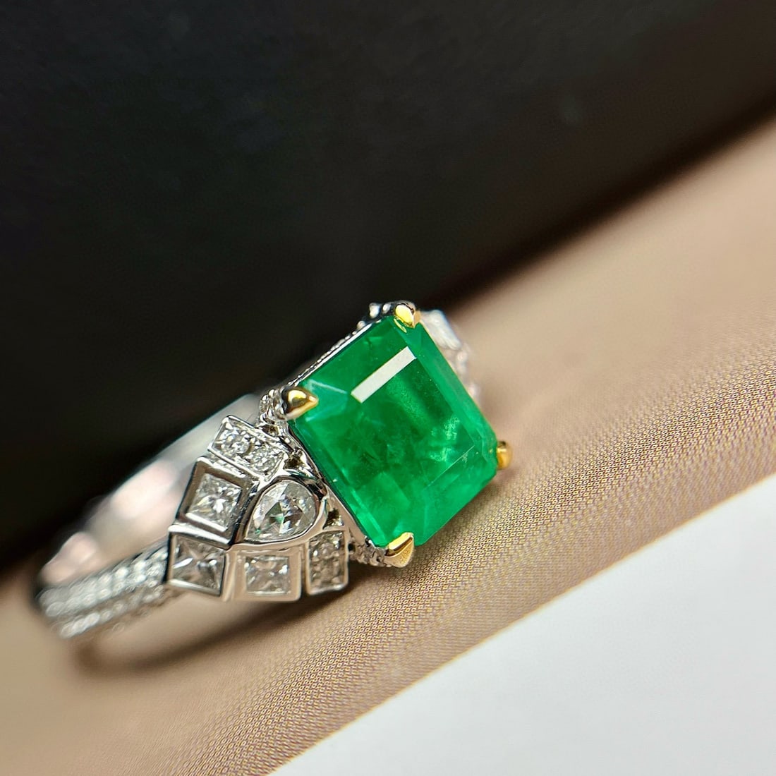 14k Gold 1.85 Ct Vivid Green Natural Emerald & Diamond Ring - 6