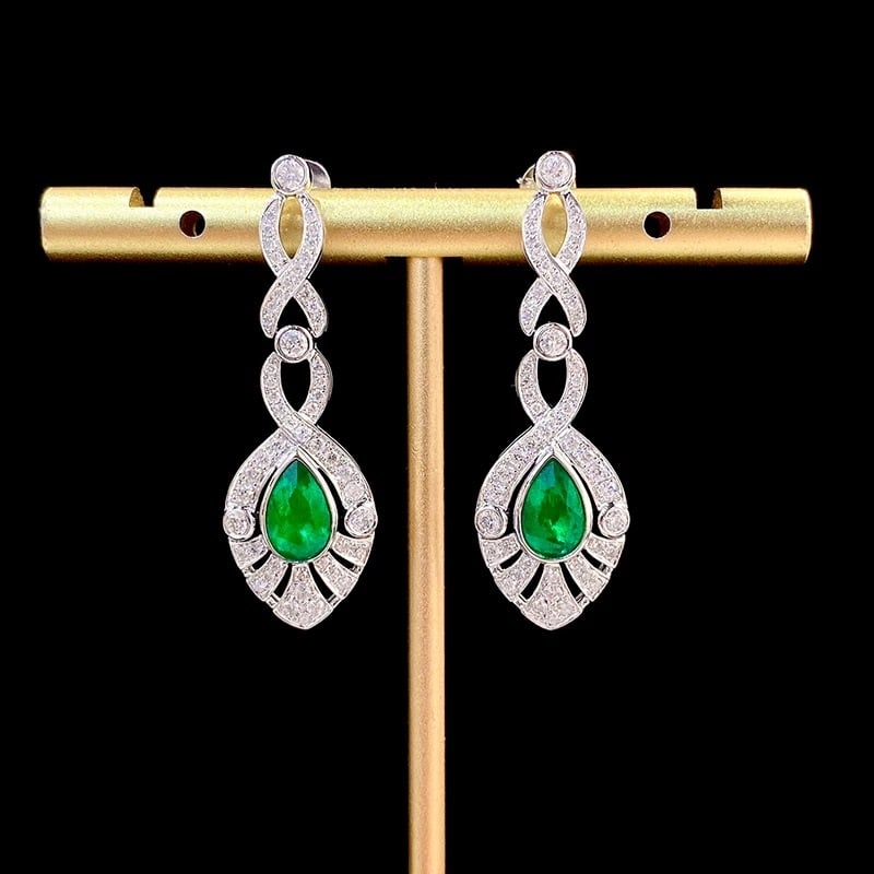 14k Gold 1.90 Ctw Vivid Green Natural Emerald & Diamond Earrings: Ref:230950052 // gold content:14k gold // main gemstone:emerald // shape:pear // carat weight:1. 03ct // color:vivid green // treatment:natural // // adjacent gemstone 2 : diamond // shape:round //