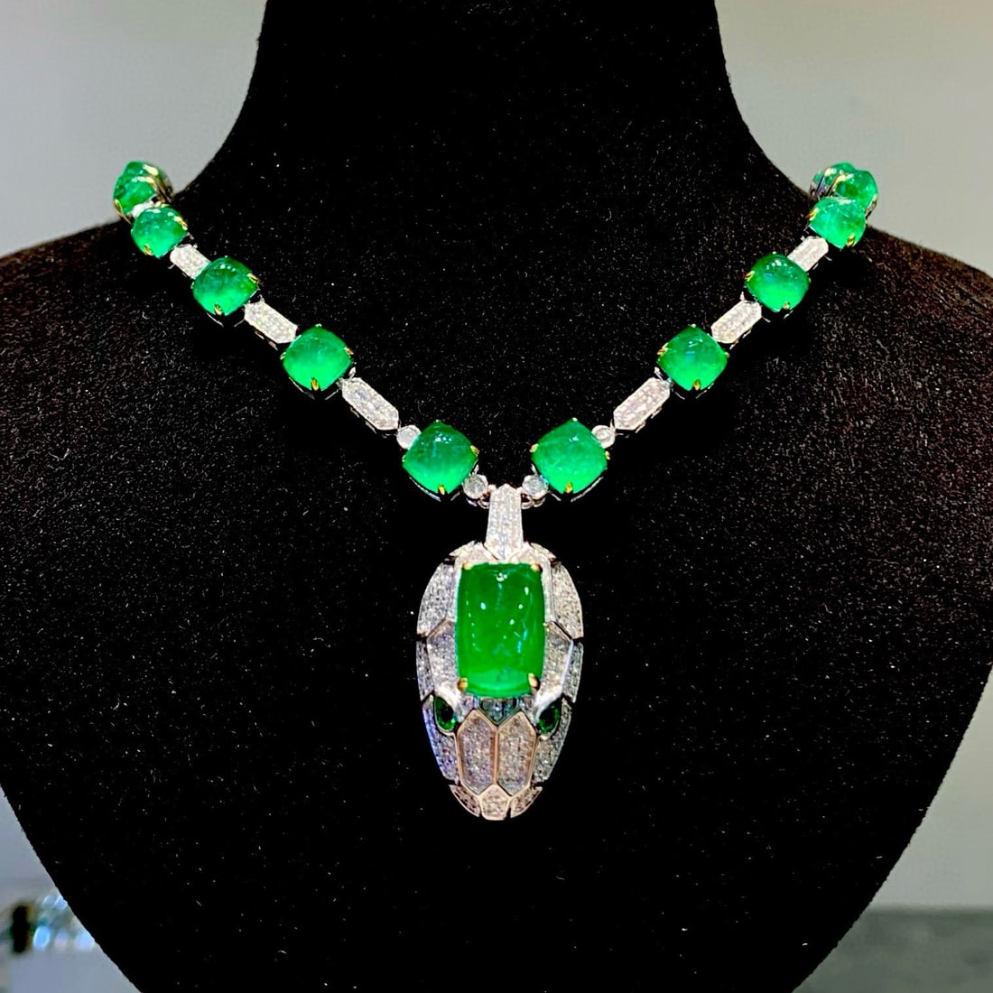 14k Gold 15.2 Ct Vivid Green Natural Emerald & Diamond Necklace (1 of 7)