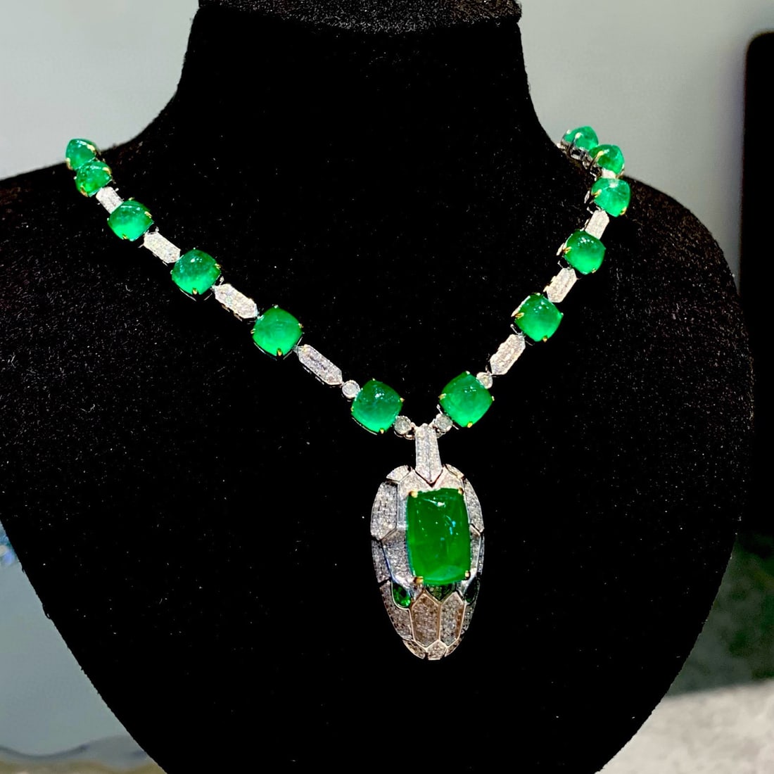 14k Gold 15.2 Ct Vivid Green Natural Emerald & Diamond Necklace - 3