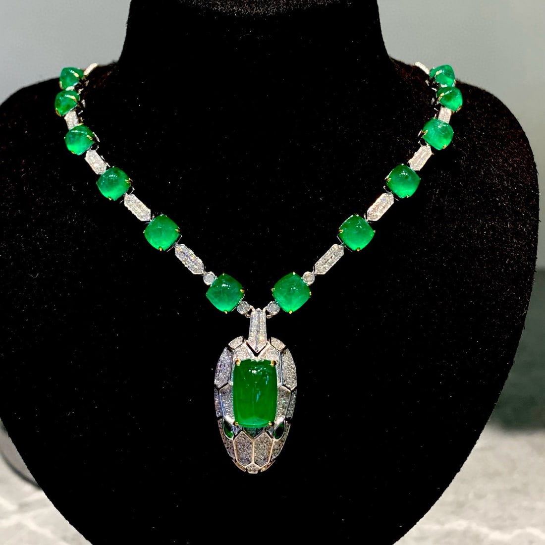 14k Gold 15.2 Ct Vivid Green Natural Emerald & Diamond Necklace - 6