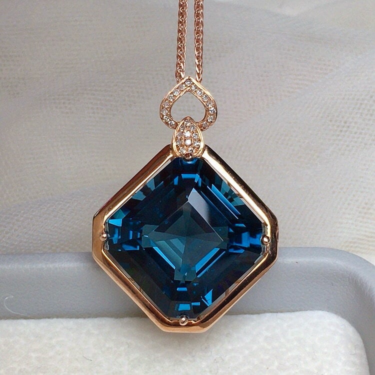 14k Gold 17.60 Ct Natural Topaz & Diamond Pendant( Without Chain ): Ref:230950062 // gold content:14k gold // main gemstone:topaz // shape:octagonal // carat weight:17. 60ct // color:london blue // treatment:natural // // adjacent gemstone 2 : diamond // number of sto