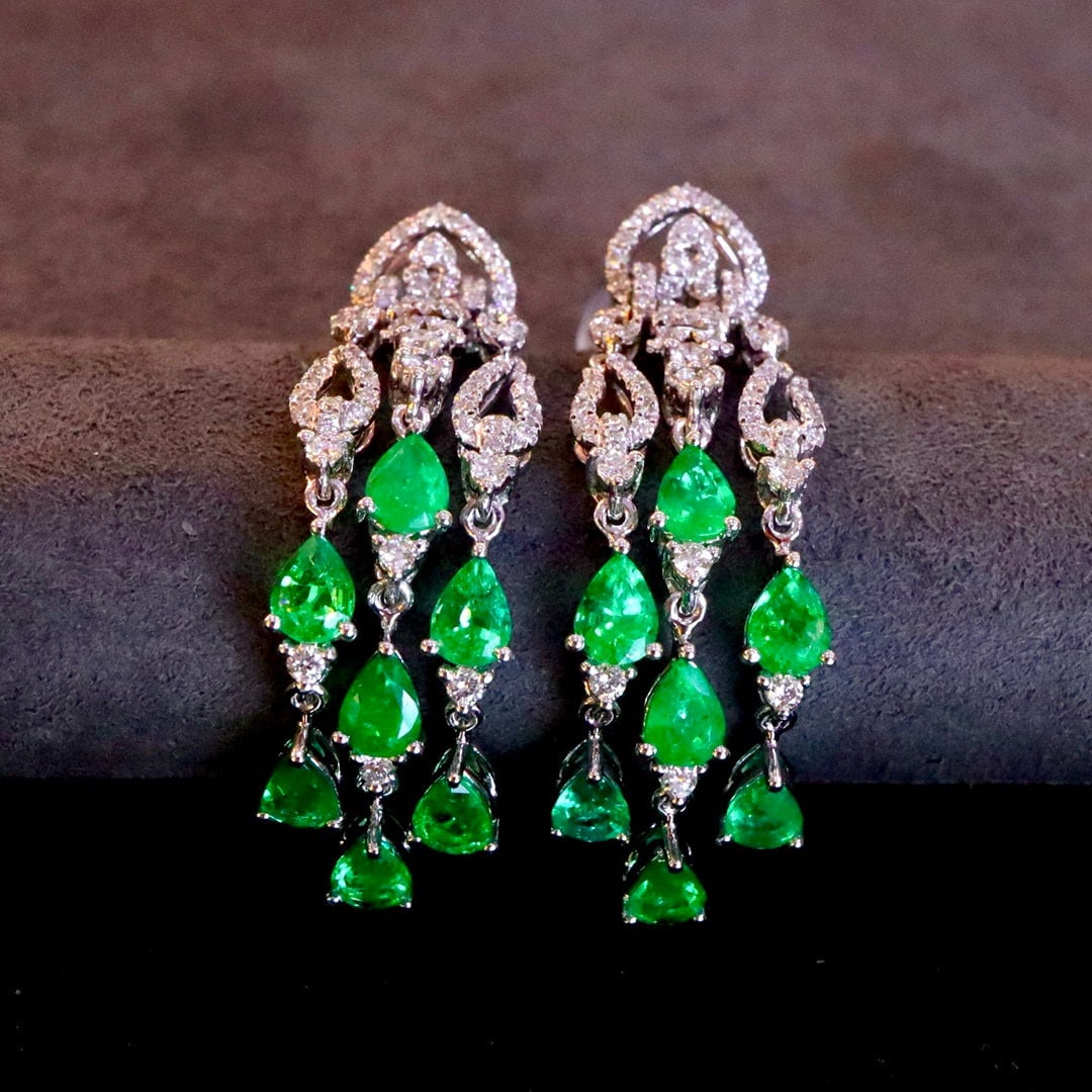 14k Gold 2.67 Ctw Vivid Green Natural Emerald & Diamond Earrings: Ref:230950087 // gold content:14k gold // main gemstone:emerald // shape:pear // carat weight:2. 05ct // color:vivid green // treatment:natural // // adjacent gemstone 2 : diamond // shape:round //