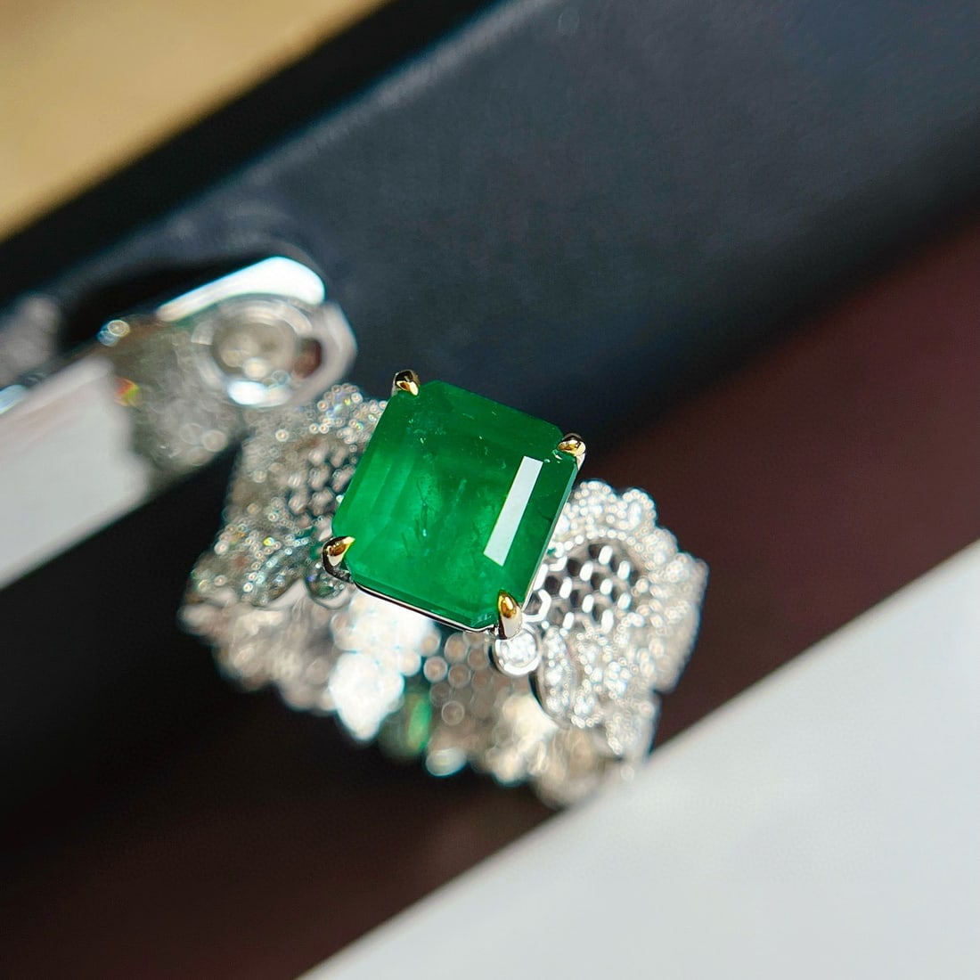 14k Gold 2.65 Ct Vivid Green Natural Emerald & Diamond Ring - 3