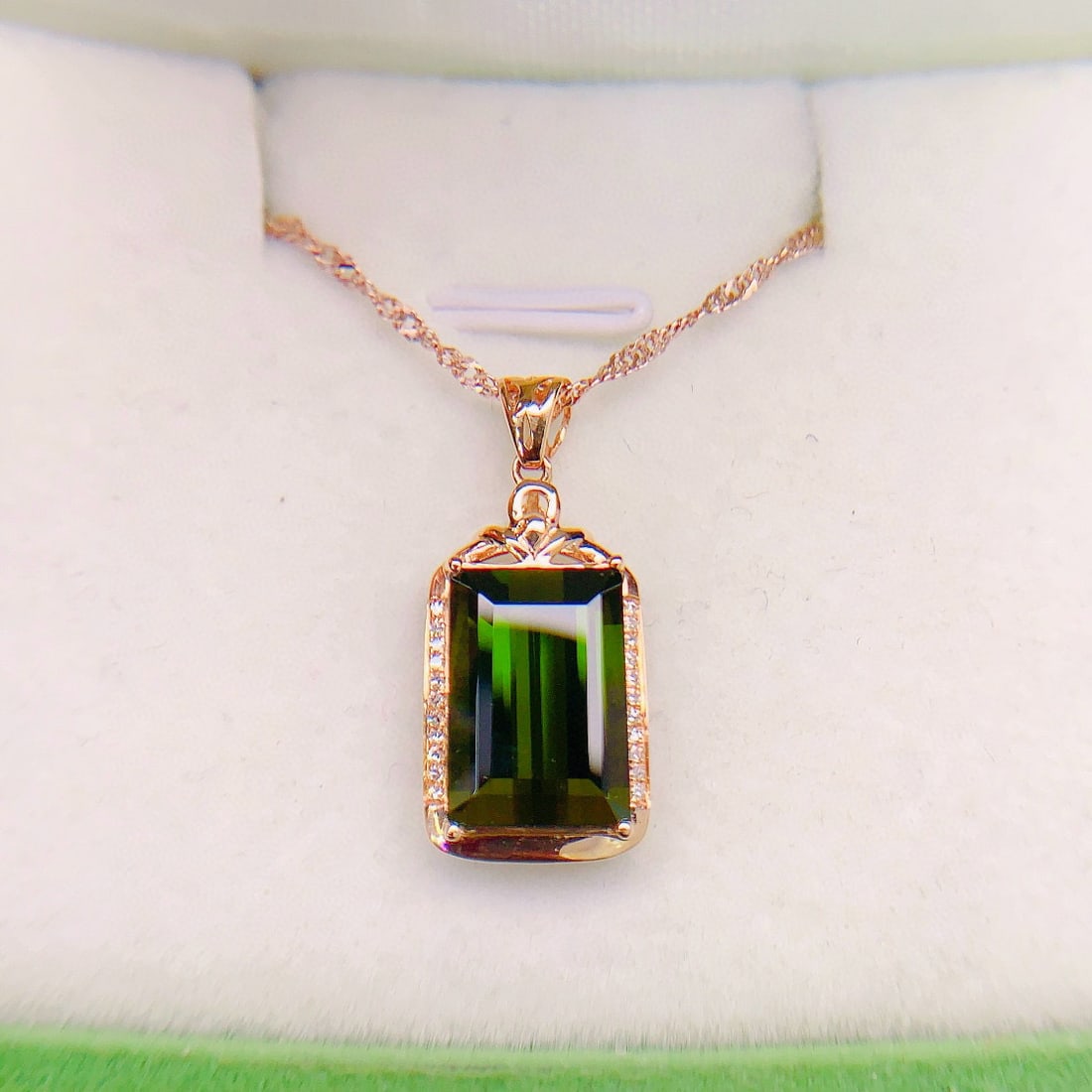 14k Gold 4.91 Ctw Natural Tourmaline & Diamond Pendant( Without Chain ): Ref:230950101 // gold content:14k gold // main gemstone:tourmaline // shape:octagonal // carat weight:4. 85ct // color:green // treatment:natural // // adjacent gemstone 2 : diamond // number of stone