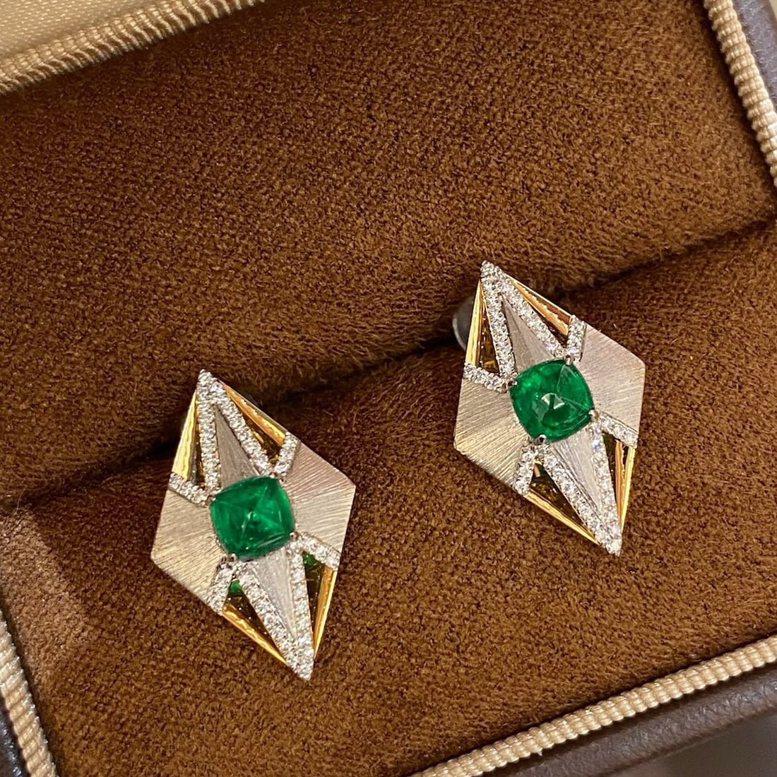 14k Gold 1.21 Ctw Vivid Green Natural Emerald & Diamond Earrings: Ref:230950133 // gold content:14k gold // main gemstone:emerald // shape:suger-loaf // carat weight:1. 0ct // color:vivid green // treatment:natural // // adjacent gemstone 2 : diamond //