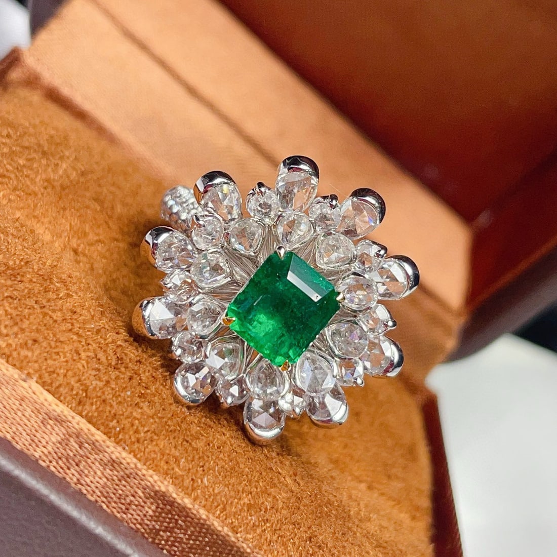 14k Gold 2.14 Ct Vivid Green Natural Emerald & Diamond Ring - 2