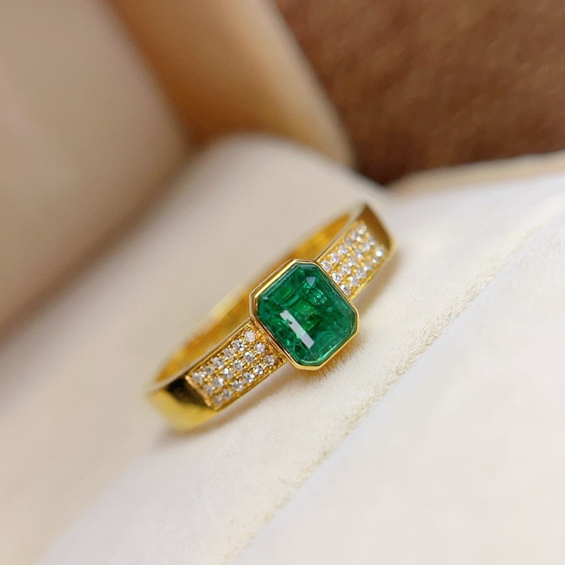 14k Gold 0.85 Ct Vivid Green Natural Emerald & Diamond Ring (1 of 7)