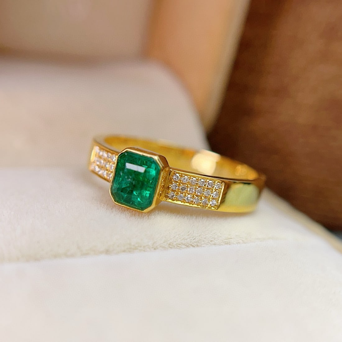 14k Gold 0.85 Ct Vivid Green Natural Emerald & Diamond Ring - 2