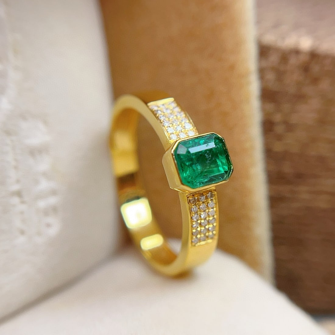14k Gold 0.85 Ct Vivid Green Natural Emerald & Diamond Ring - 3