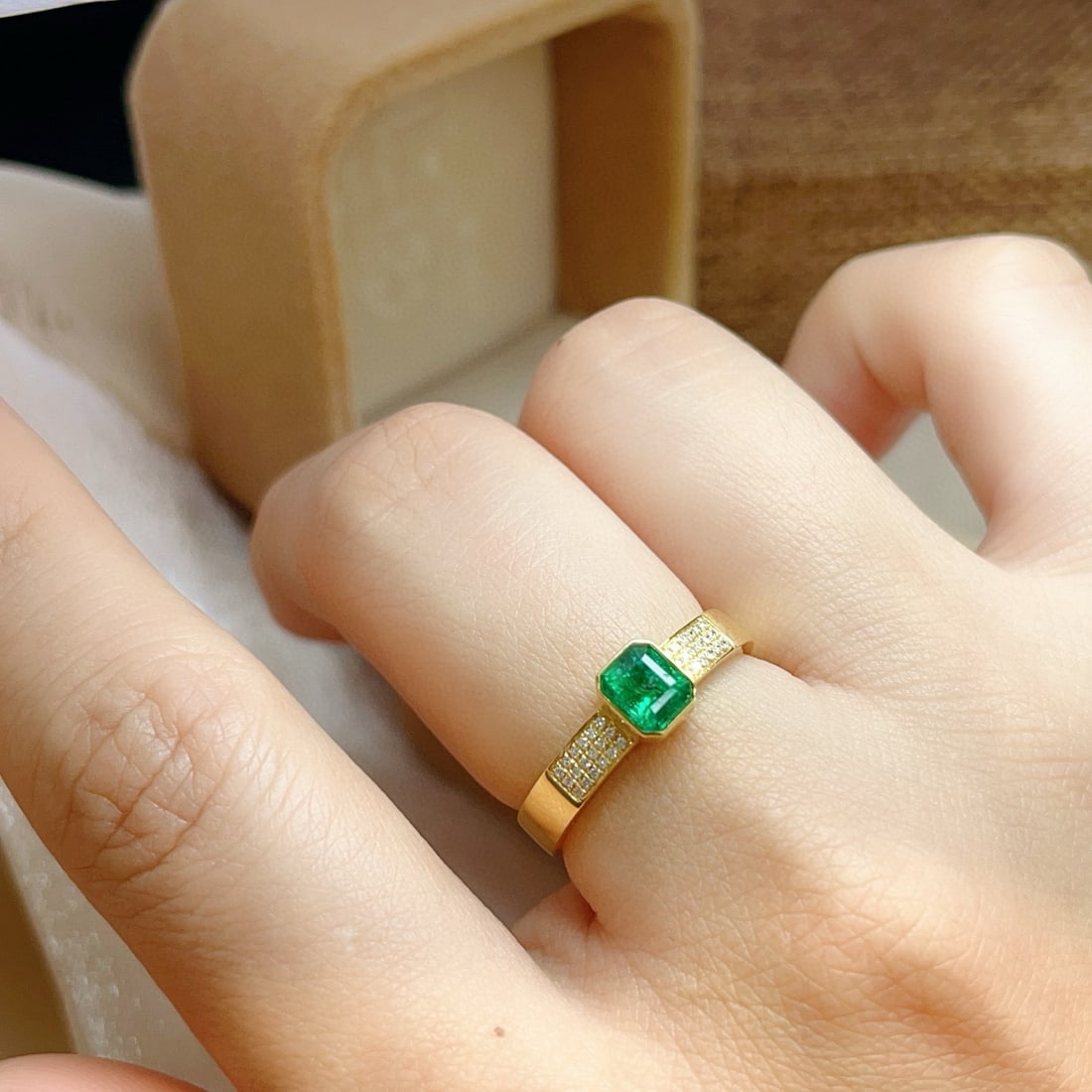14k Gold 0.85 Ct Vivid Green Natural Emerald & Diamond Ring - 5