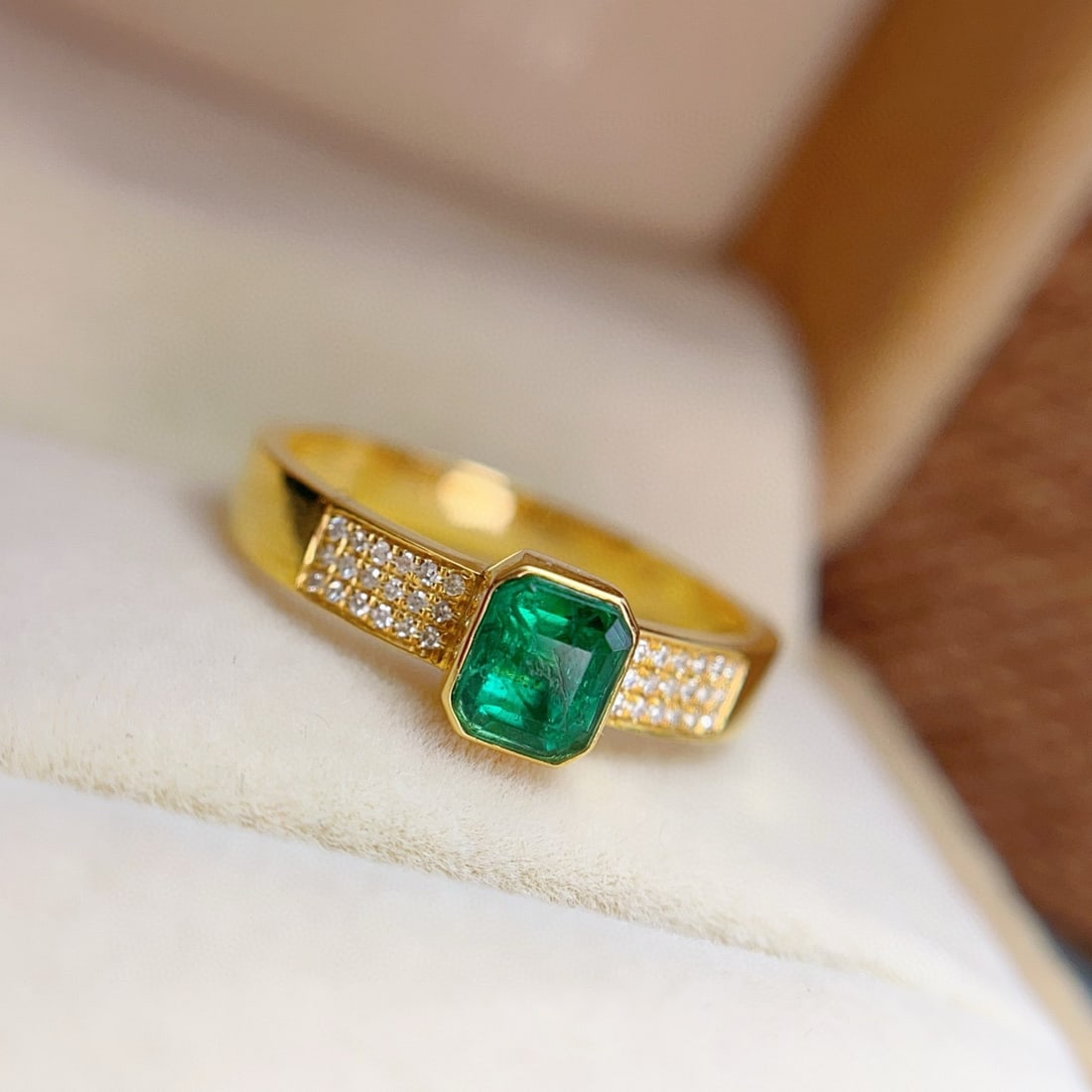 14k Gold 0.85 Ct Vivid Green Natural Emerald & Diamond Ring - 6