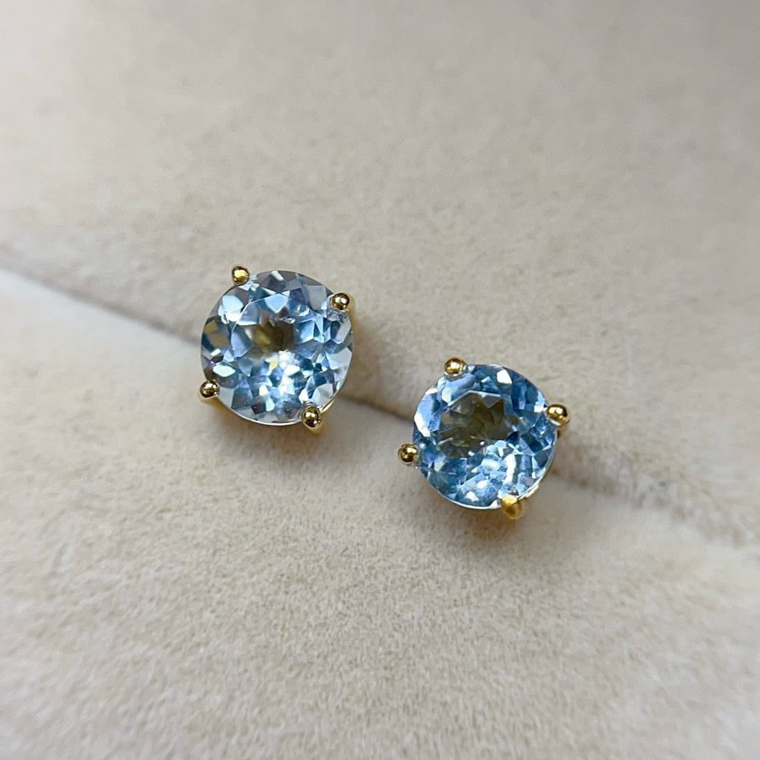 14k Gold 2.00 Ct Natural Aquamarine Earrings: Ref:230950193 // gold content:14k gold // main gemstone:aquamarine // shape:round // carat weight:2. 00ct // color:blue // treatment:natural // cut grade:g // Condition: New Low Estimate: 1300.00 Hig