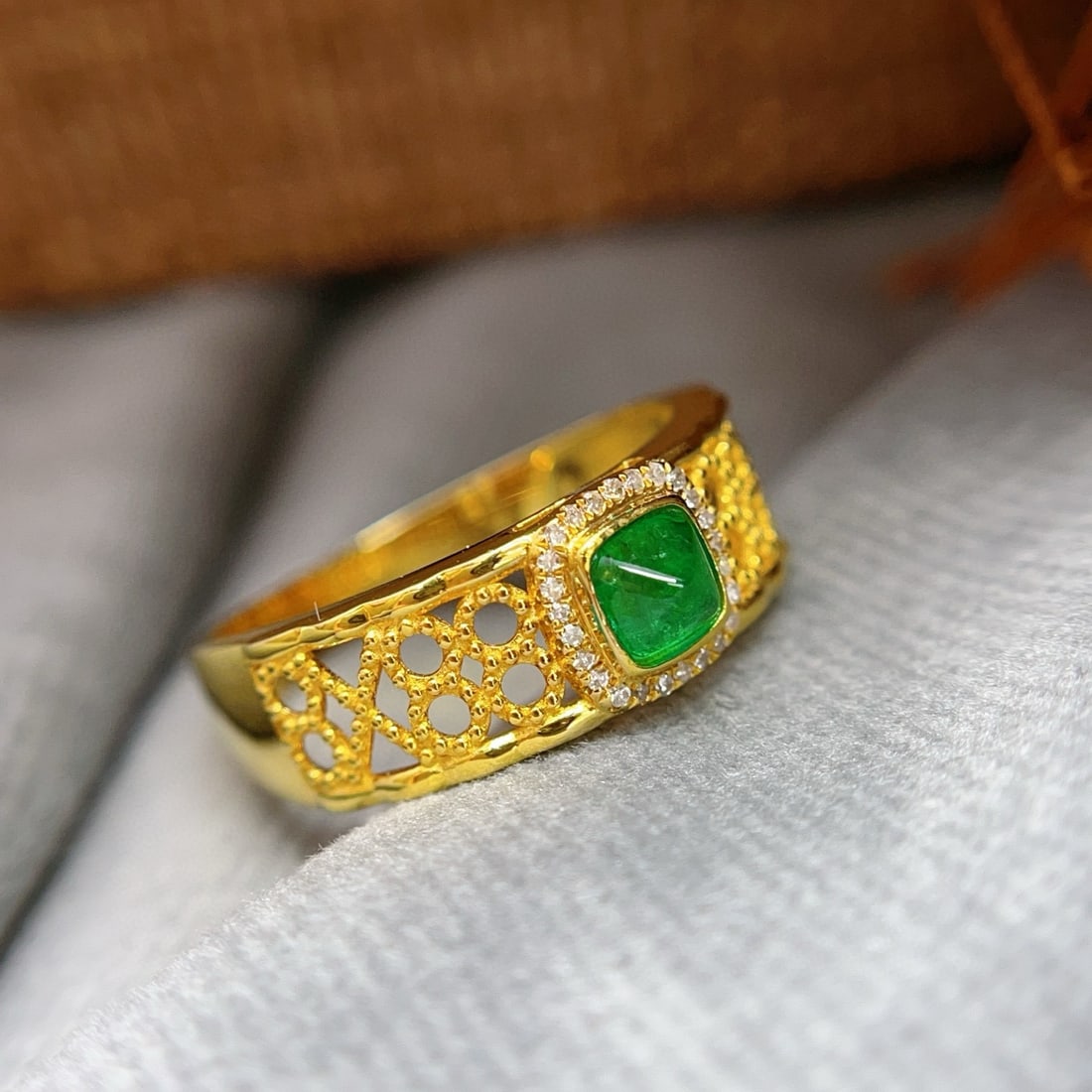 14k Gold 0.45 Ct Vivid Green Natural Emerald & Diamond Ring - 2