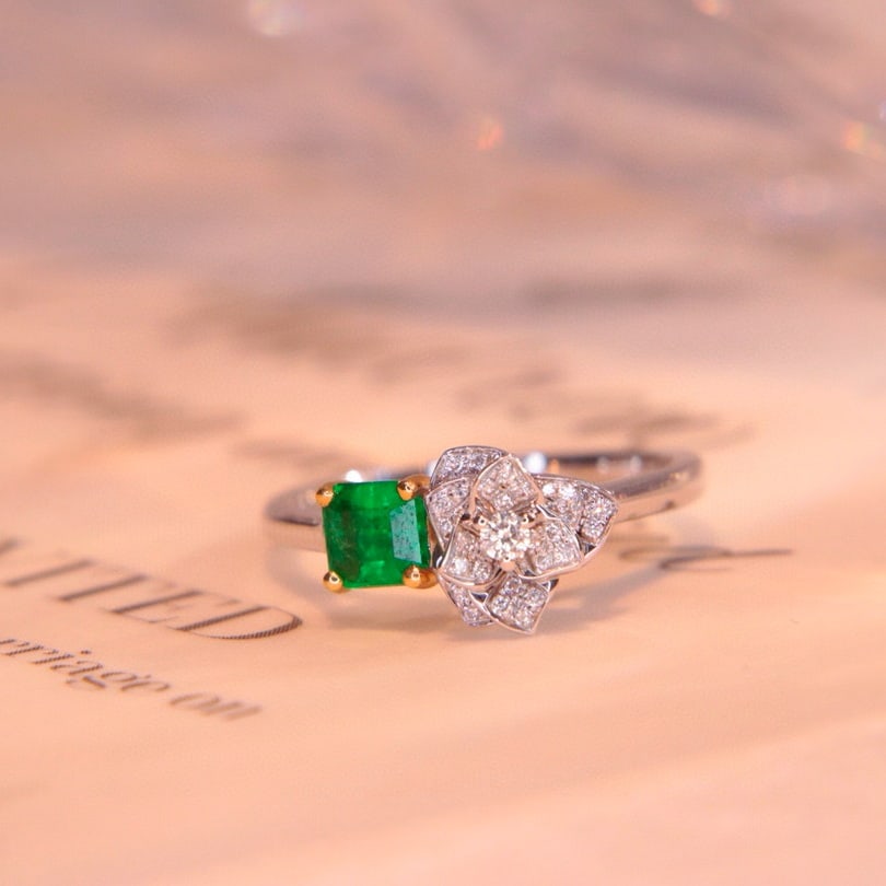 14k Gold 0.64 Ctw Vivid Green Natural Emerald & Diamond Ring - 5