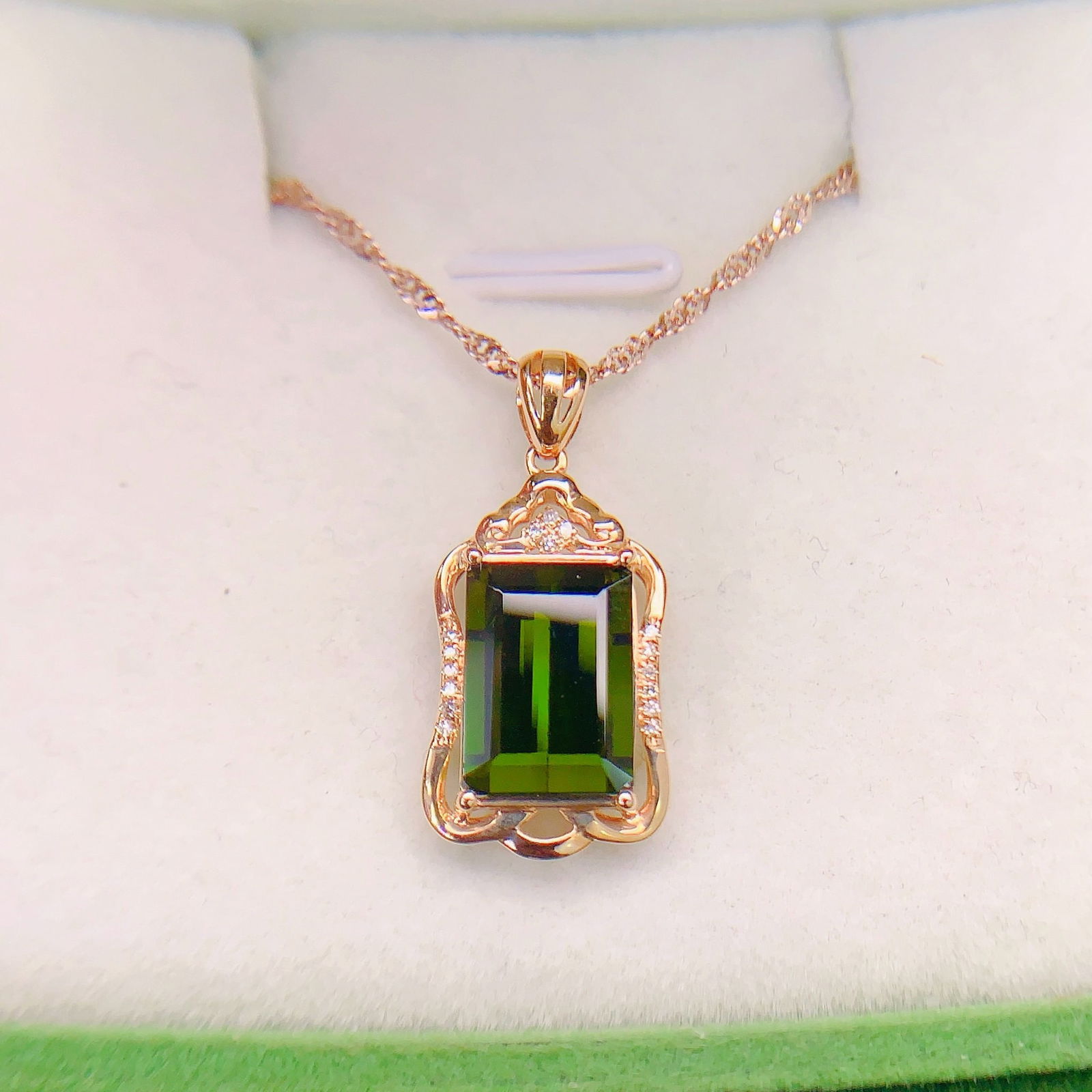 14k Gold 4.05 Ctw Natural Tourmaline & Diamond Pendant( Without Chain ): Ref:230950208 // gold content:14k gold // main gemstone:tourmaline // shape:octagonal // carat weight:4ct // color:green // treatment:natural // // adjacent gemstone 2 : diamond // number of stones:16