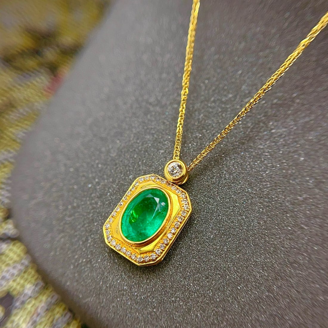 14k Gold 1.00 Ct Vivid Green Natural Emerald & Diamond Necklace - 3