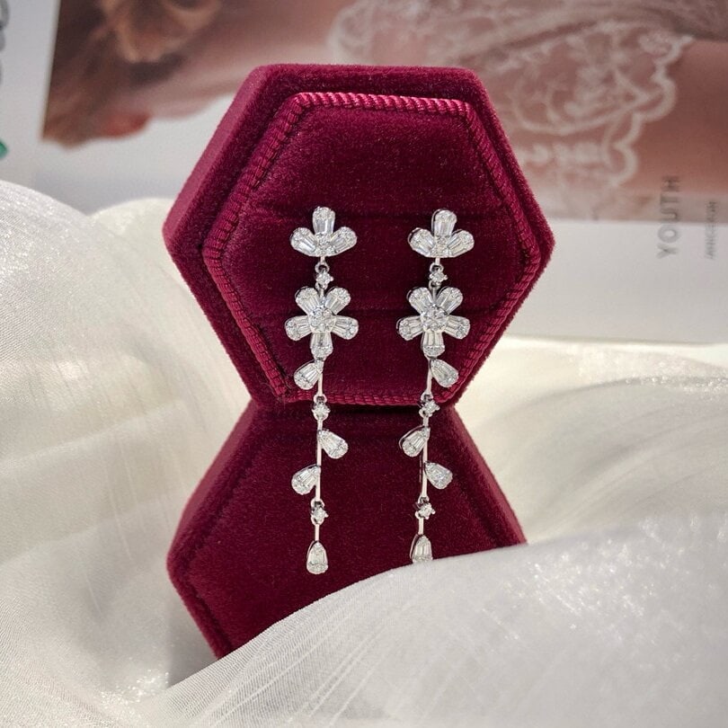 14k Gold 1.06 Ct Natural H Diamond Earrings: Ref:230950267 // gold content:14k gold // main gemstone:diamond // shape:multiply // carat weight:1. 06ct // clarity grade:vs-si // color:h // treatment:natural // Condition: NewLow Estimate: