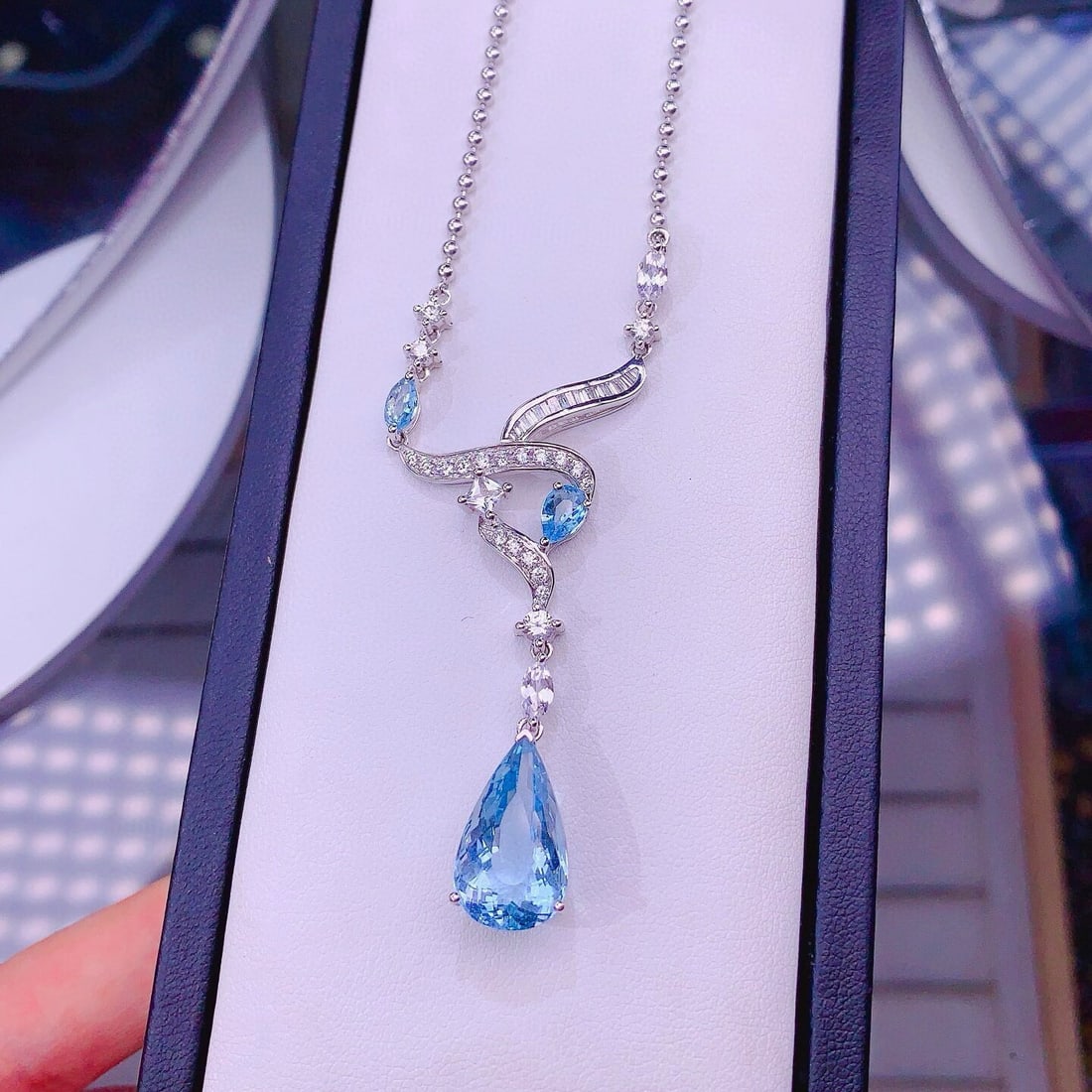 14k Gold 7 Ct Natural Aquamarine & Diamond Necklace: Ref:230950308 // gold content:14k gold // main gemstone:aquamarine // shape:pear // carat weight:7ct // color:santa maria color // treatment:natural // // adjacent gemstone 2 : diamond //