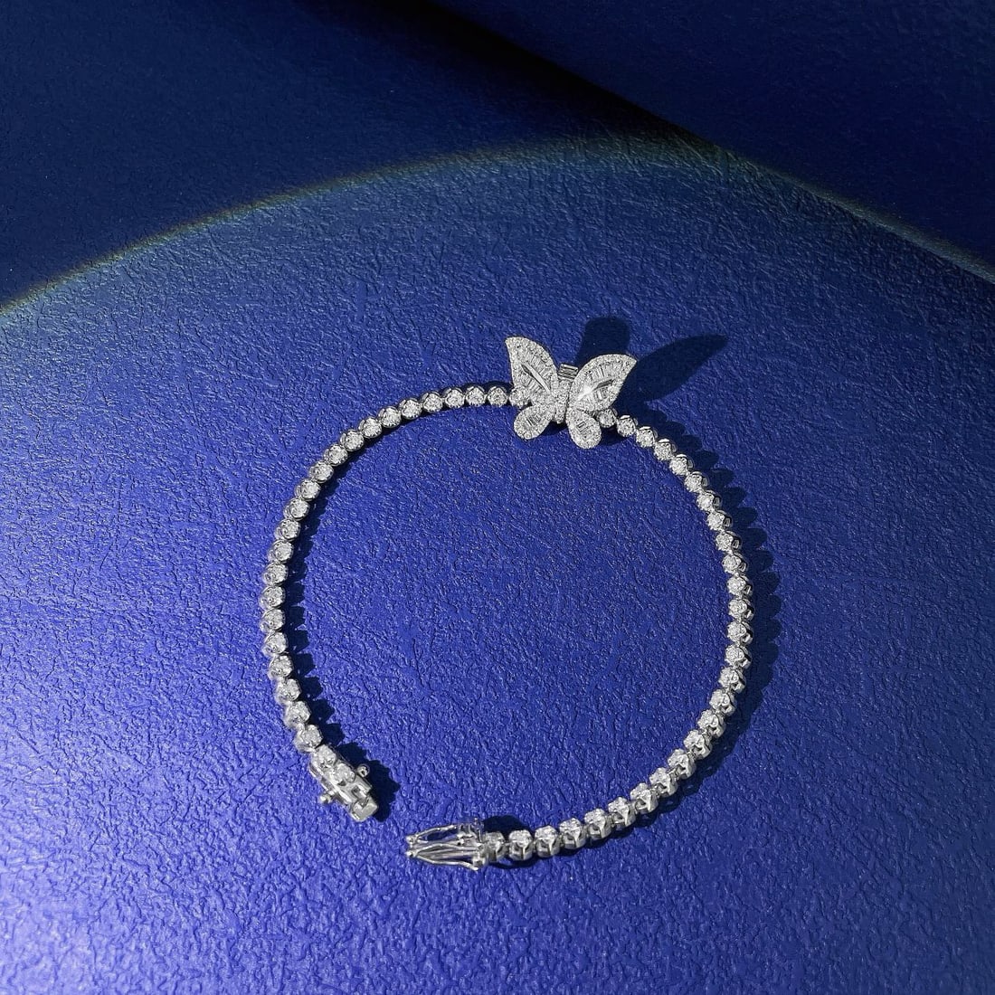 14k Gold 1.33 Ctw Natural H Diamond & Butterfly Bracelet: Ref:230950311 // gold content:14k gold // main gemstone:diamond // shape:baguette // carat weight:0. 07ct // clarity grade:vs-si // color:h // treatment:natural // // adjacent gemstone 2 : diamond