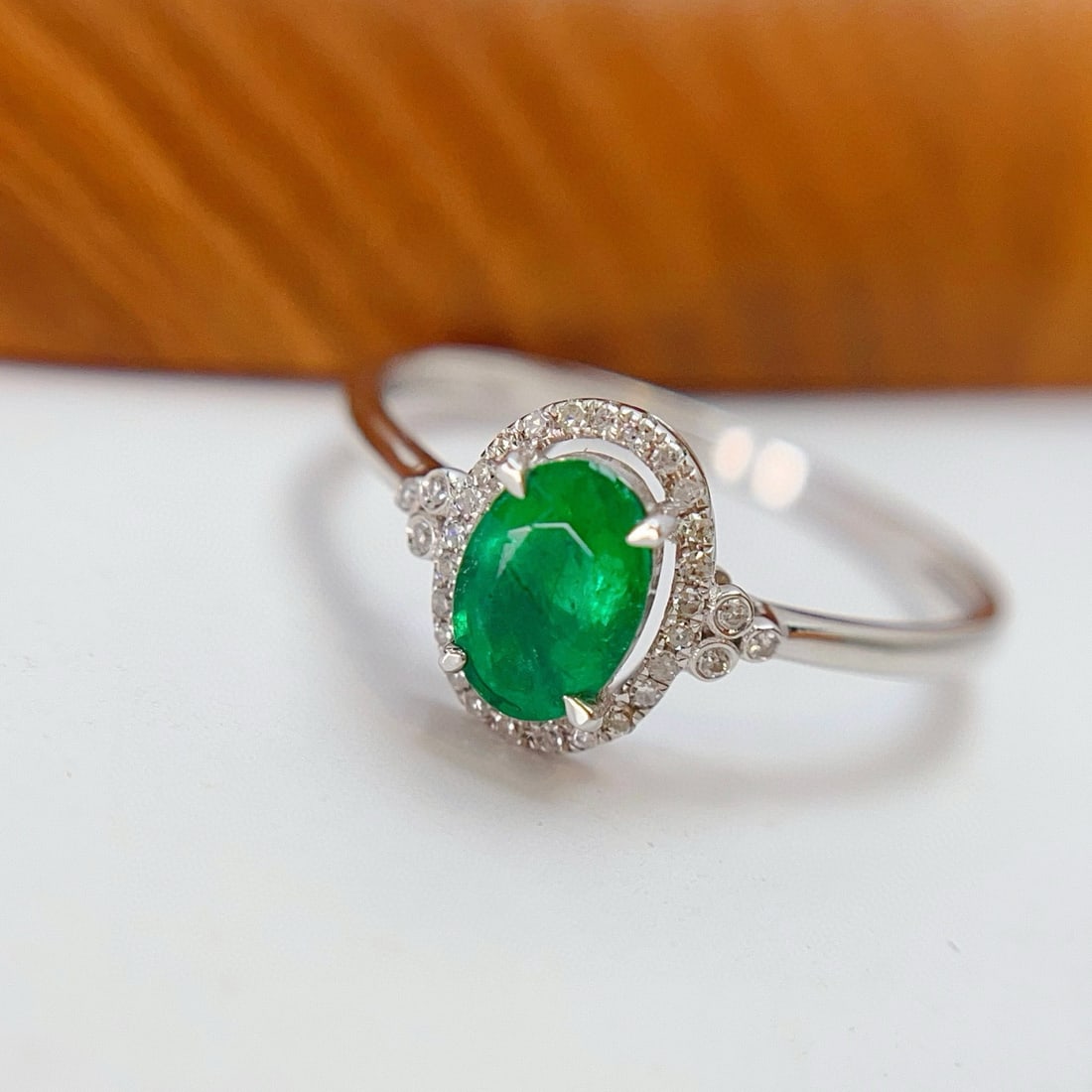 14k Gold 0.70 Ct Vivid Green Natural Emerald & Diamond Ring - 2