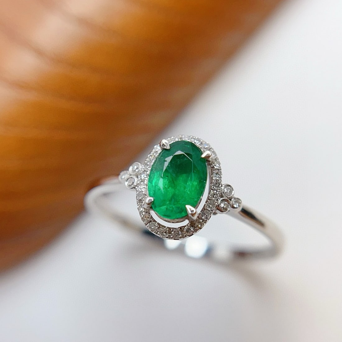 14k Gold 0.70 Ct Vivid Green Natural Emerald & Diamond Ring - 4