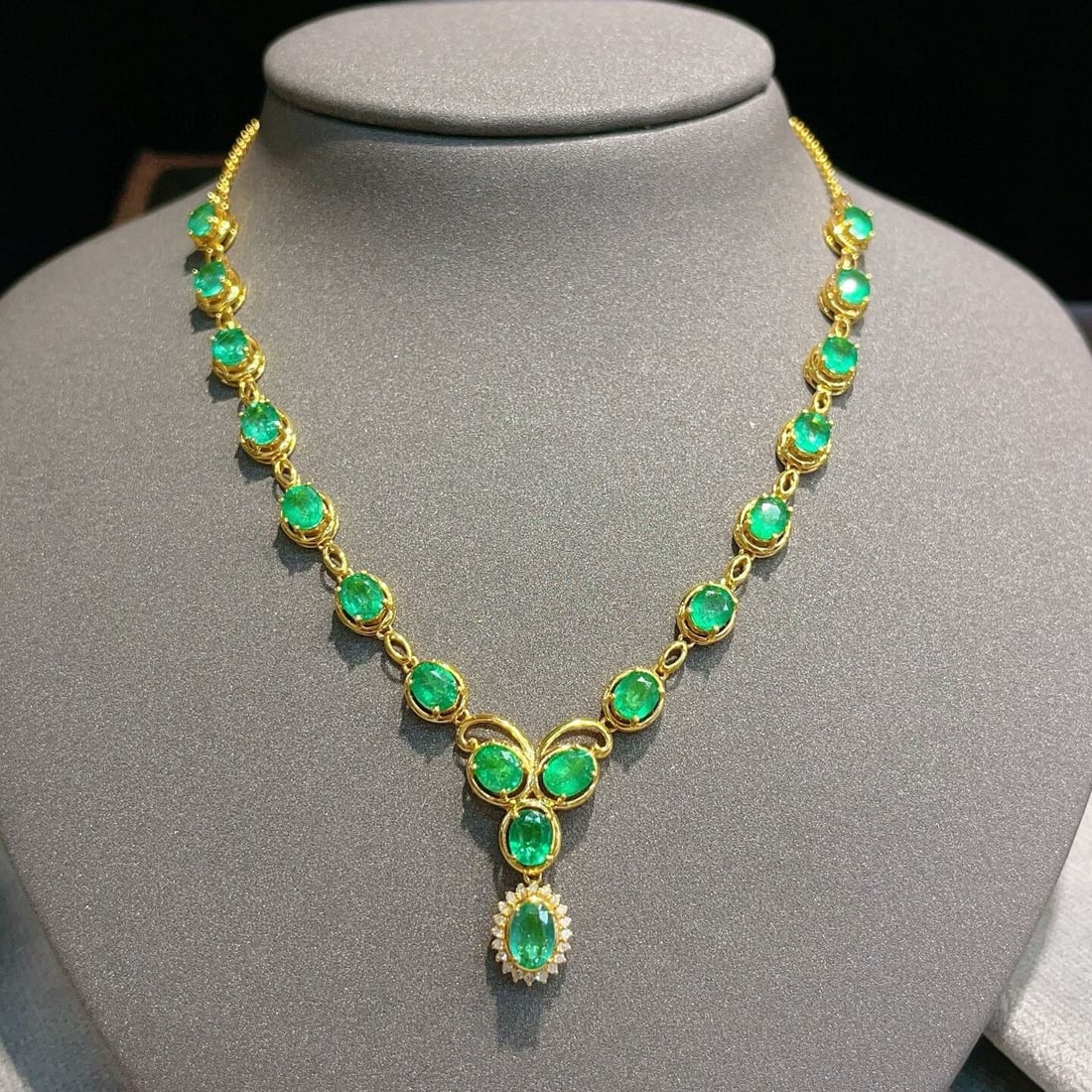 14k Gold 7.05 Ct Natural Emerald & Diamond Necklace: Ref:230950341 // gold content:14k gold // main gemstone:emerald // shape:oval // carat weight:7. 05ct // color:green // treatment:natural // // adjacent gemstone 2 : diamond // number of stones:20 //