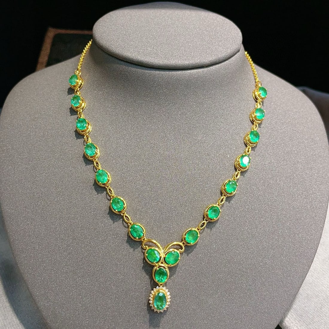14k Gold 7.05 Ct Natural Emerald & Diamond Necklace - 4