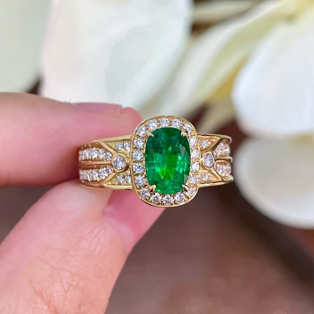 14k Gold 1.45 Ctw Vivid Green Natural Emerald & Diamond Ring: Ref:230950356 // gold content:14k gold // ring size:7. 25us // // main gemstone:emerald // shape:oval // carat weight:0. 96ct // color:vivid green // treatment:natural // // adjacent gemstone 2 :