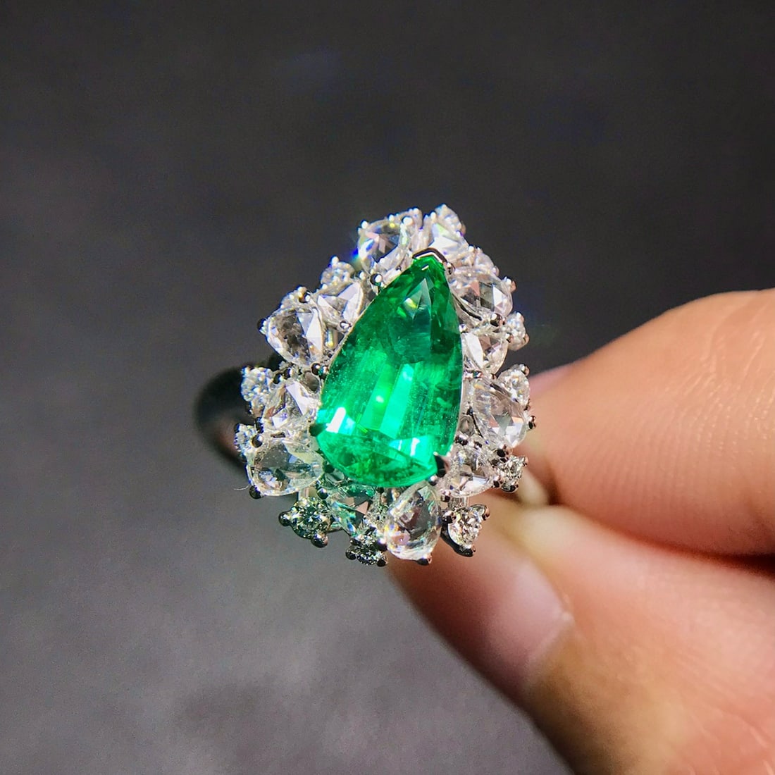 14k Gold 2.47 Ctw Vivid Green Natural Emerald & Diamond Ring - 3