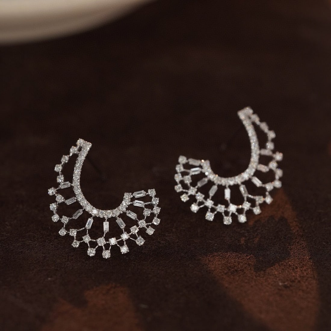 14k Gold 0.86 Ct Natural H Diamond Earrings: Ref:230950396 // gold content:14k gold // main gemstone:diamond // shape:multiply // carat weight:0. 86ct // clarity grade:vs-si // color:h // treatment:natural // Condition: NewLow Estimate: