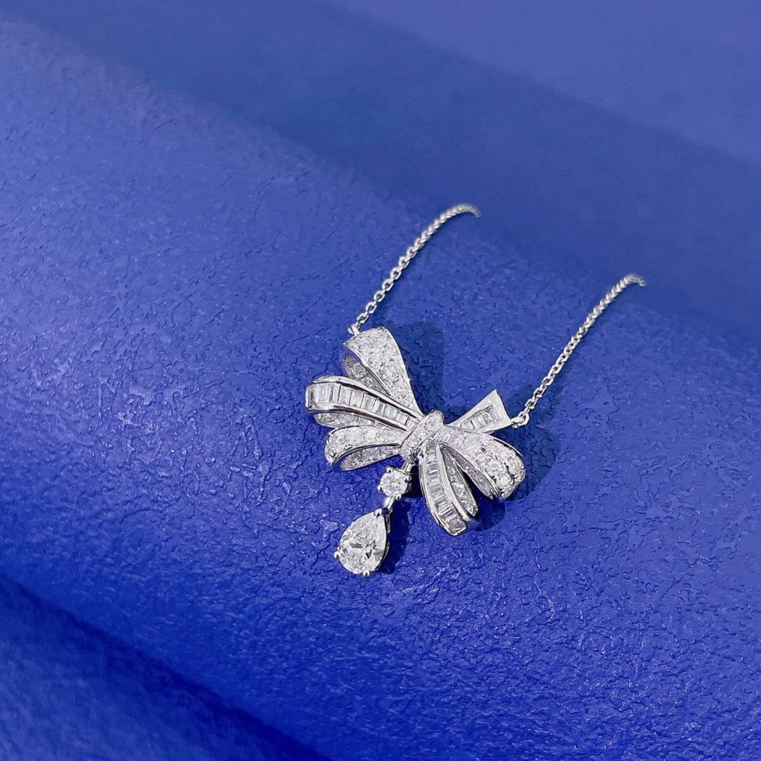 14k Gold 1.08 Ctw Natural H Diamond Necklace: Ref:230950405 // gold content:14k gold // main gemstone:diamond // shape:pear // carat weight:0. 32ct // clarity grade:vs-si // color:h // treatment:natural // // adjacent gemstone 2 : diamond //