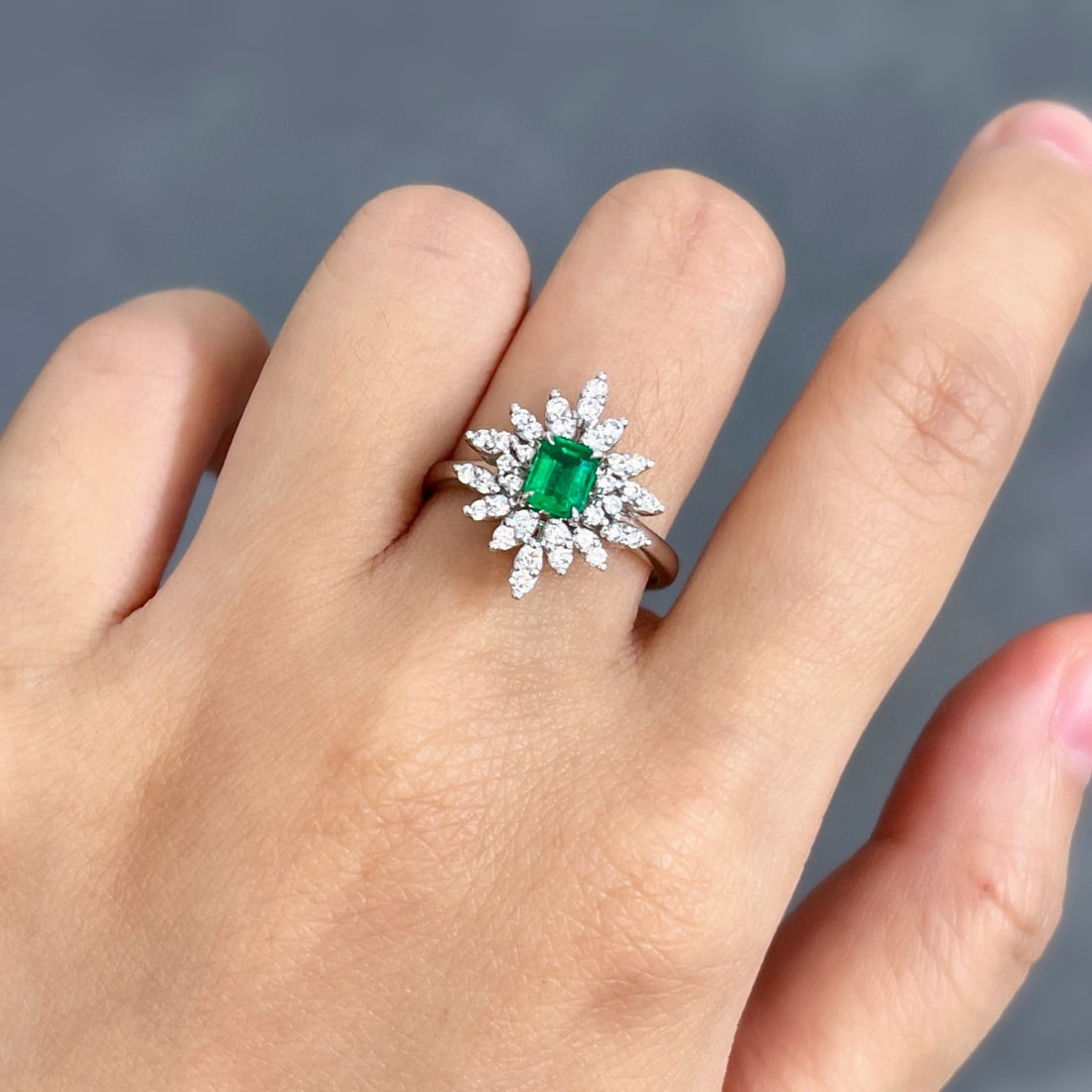 14k Gold 0.73 Ctw Vivid Green Natural Emerald & Diamond Ring - 2