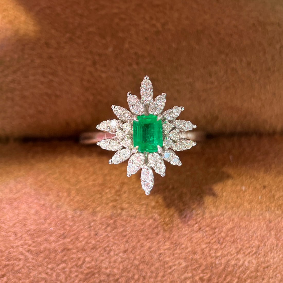 14k Gold 0.73 Ctw Vivid Green Natural Emerald & Diamond Ring - 3