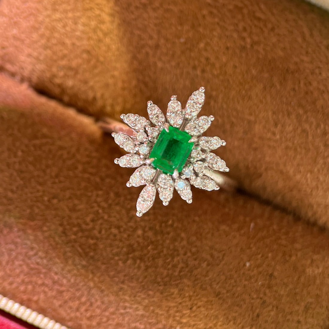 14k Gold 0.73 Ctw Vivid Green Natural Emerald & Diamond Ring - 5