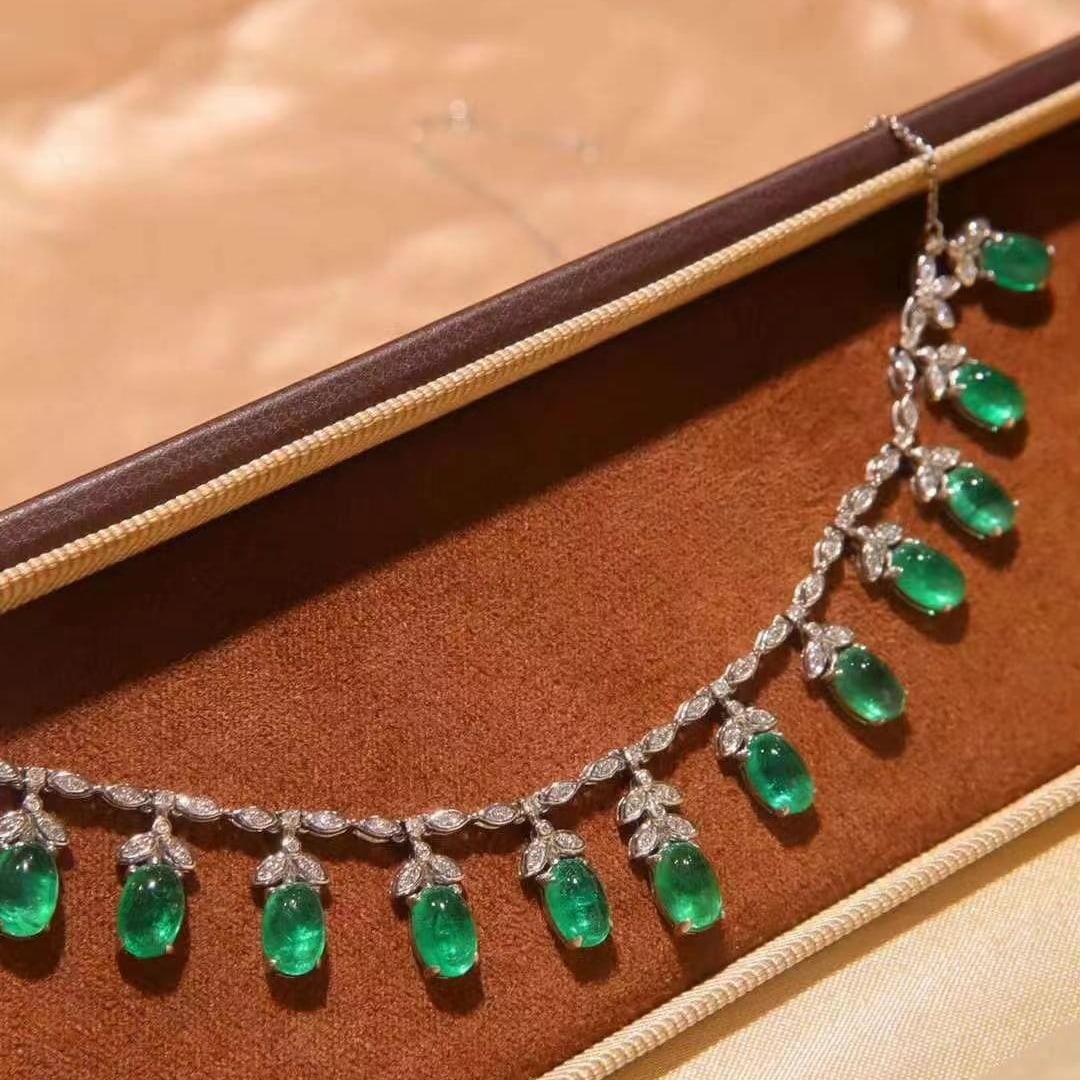 14k Gold 6.8 Ct Natural Emerald & Diamond Necklace: Ref:230949008 // gold content:14k gold // main gemstone:emerald // shape:oval // carat weight:6. 8ct // color:green // treatment:natural // // adjacent gemstone 2 : diamond // shape:round // clarity g
