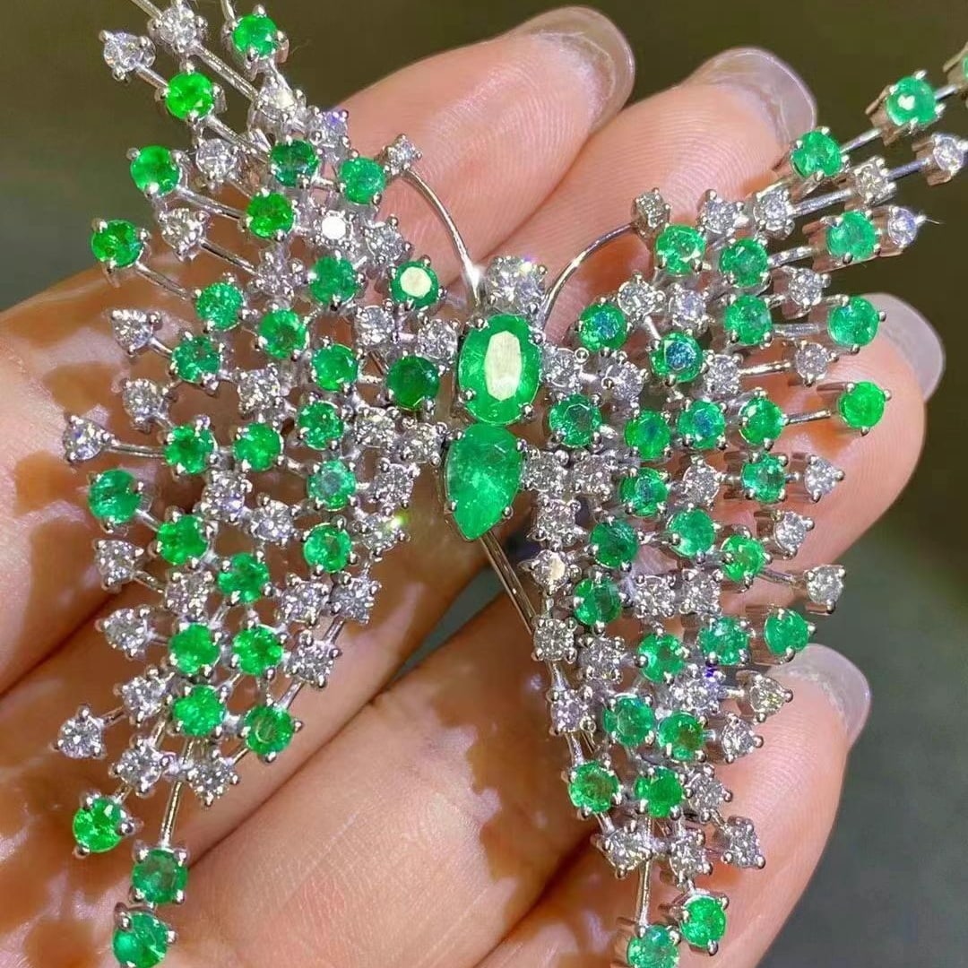 14k Gold 10.00 Ctw Natural Emerald & Diamond Brooch: Ref:230949014 // gold content:14k gold // main gemstone:emerald // shape:multiply // carat weight:7. 22ct // color:green // treatment:natural // // adjacent gemstone 2 : diamond // shape:round // cara