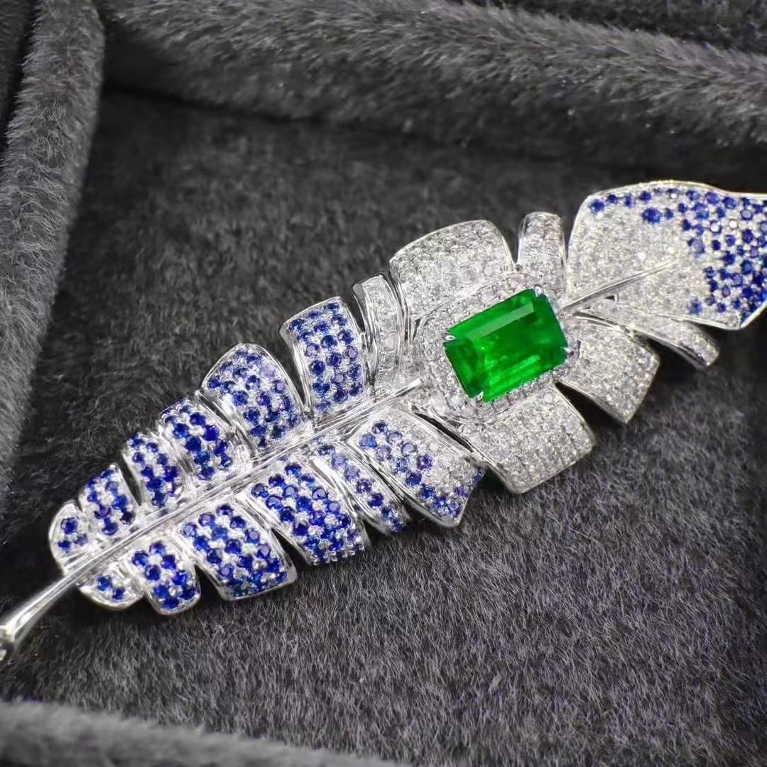 14k Gold 2.34 Ctw Vivid Green Natural Emerald & Sapphire Brooch/pendant( Without Chain ): Ref:230949087 // gold content:14k gold // main gemstone:emerald // shape:octagonal // carat weight:1. 2ct // color:vivid green // treatment:natural // // adjacent gemstone 2 : sapphire //