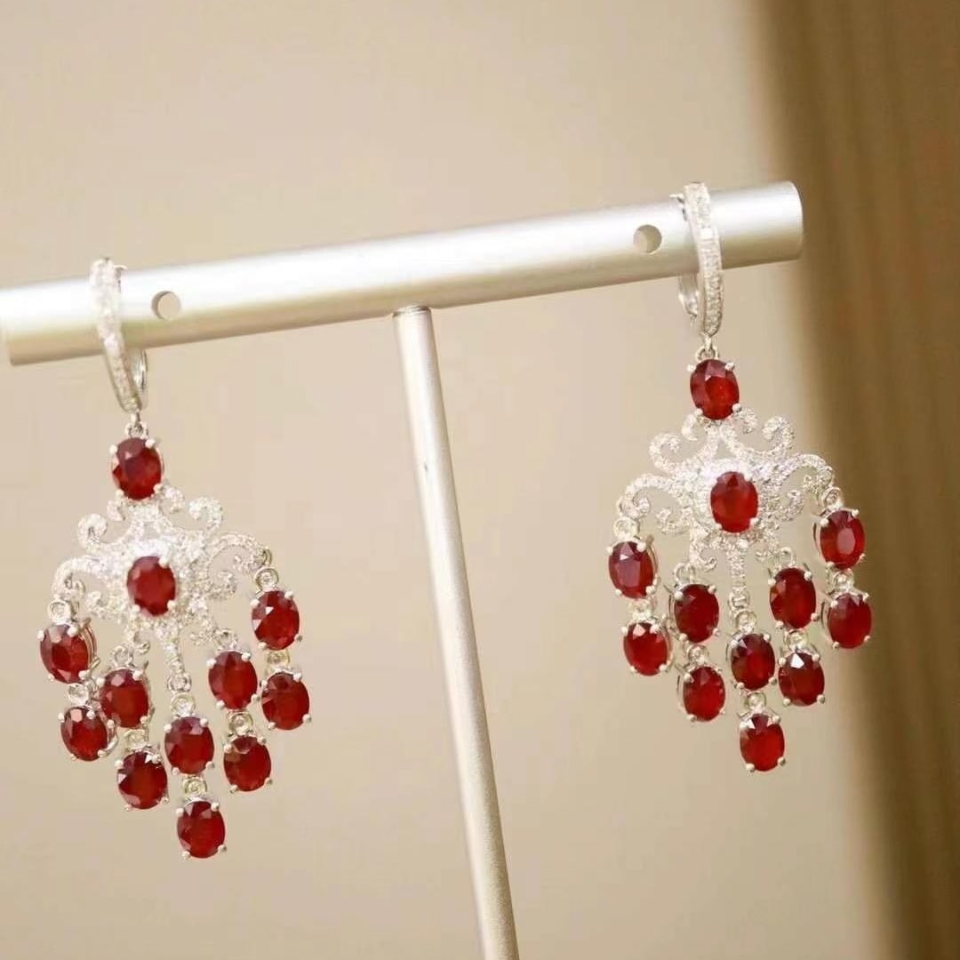 14k Gold 8.83 Ctw Natural Ruby & Diamond Earrings: Ref:230949091 // gold content:14k gold // main gemstone:ruby // shape:oval // carat weight:7. 9ct // color:pigeonblood red // treatment:natural // // adjacent gemstone 2 : diamond // shape:round //
