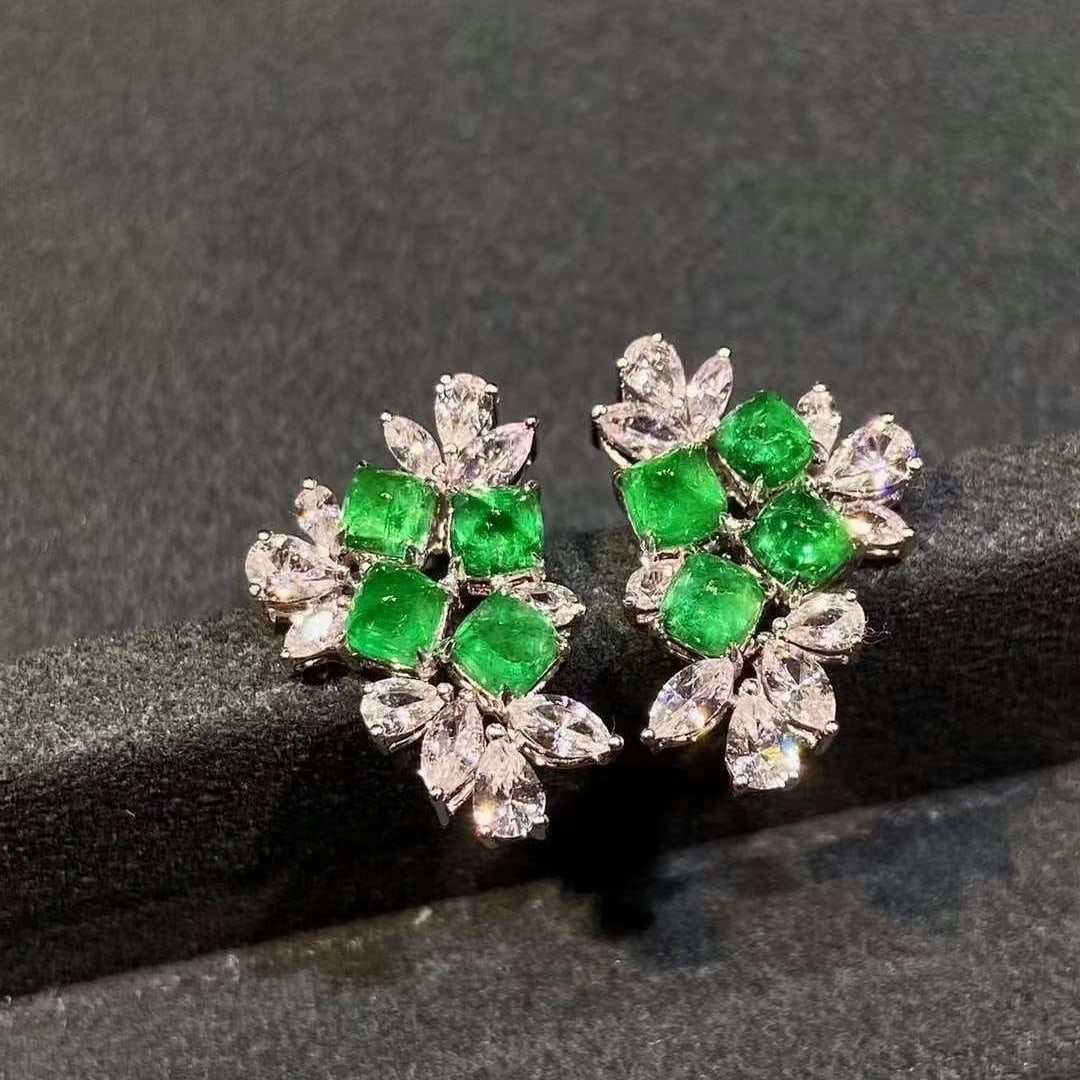 14k Gold 3.31 Ctw Vivid Green Natural Emerald & Sapphire Earrings: Ref:230949092 // gold content:14k gold // main gemstone:emerald // shape:suger-loaf // carat weight:1. 84ct // color:vivid green // treatment:natural // // adjacent gemstone 2 : sapphire // shape:mult