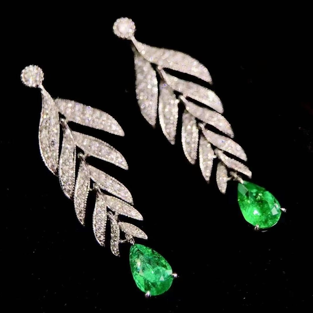 14k Gold 1.83 Ctw Vivid Green Natural Emerald & Diamond Earrings: Ref:230949106 // gold content:14k gold // main gemstone:emerald // shape:pear // carat weight:1. 06ct // color:vivid green // treatment:natural // // adjacent gemstone 2 : diamond // shape:round //