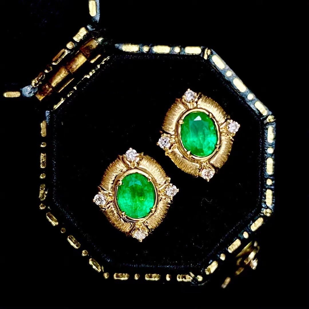 14k Gold 0.55 Ct Vivid Green Natural Emerald & Diamond Earrings: Ref:230949123 // gold content:14k gold // main gemstone:emerald // shape:oval // carat weight:0. 55ct // color:vivid green // treatment:natural // // adjacent gemstone 2 : diamond // shape:round //