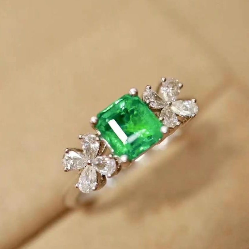 14k Gold 1.41 Ctw Natural Emerald & Diamond Ring: Ref:230949210 // gold content:14k gold // ring size:7. 25us // // main gemstone:emerald // shape:octagonal // carat weight:1. 01ct // color:green // treatment:natural // // adjacent gemstone 2 :