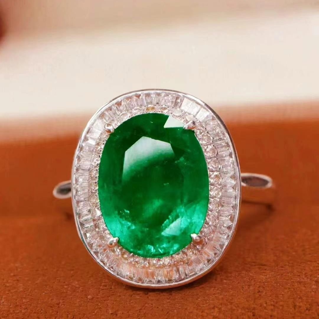 14k Gold 3.10 Ctw Vivid Green Natural Emerald & Diamond Ring: Ref:230949241 // gold content:14k gold // ring size:7. 25us // // main gemstone:emerald // shape:oval // carat weight:2. 7ct // color:vivid green // treatment:natural // // adjacent gemstone 2 : diamo