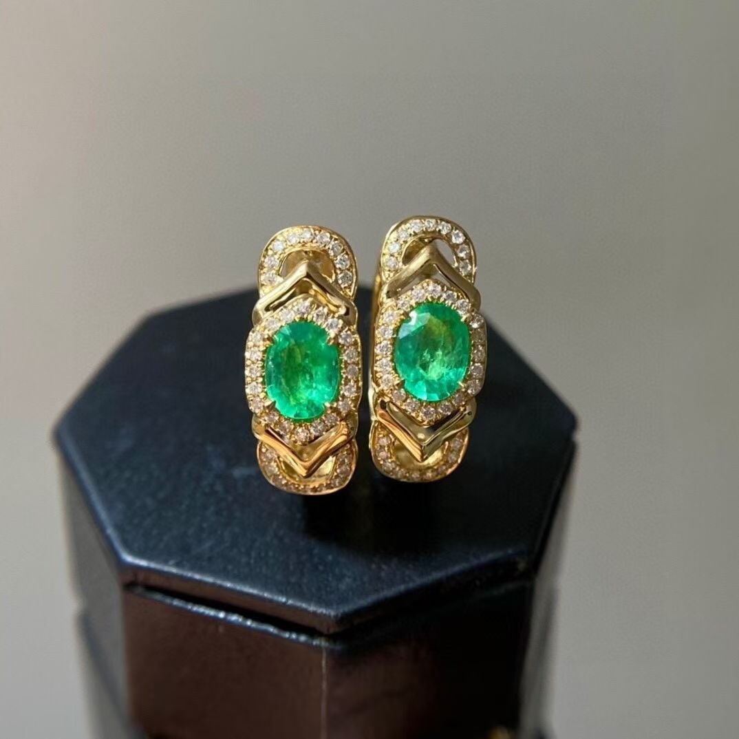 14k Gold 0.52 Ct Natural Emerald & Diamond Earrings: Ref:230949256 // gold content:14k gold // main gemstone:emerald // shape:oval // carat weight:0. 52ct // color:green // treatment:natural // // adjacent gemstone 2 : diamond // shape:round // clarity
